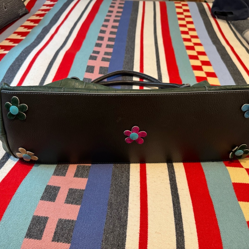 Gabs Forrest Green Italian Leather Shoulder Purse with Travel Luggage Patches. - Picture 8 of 10